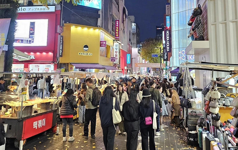 Vue nocturne des rues piétonnes illuminées du quartier de Myeongdong à Séoul