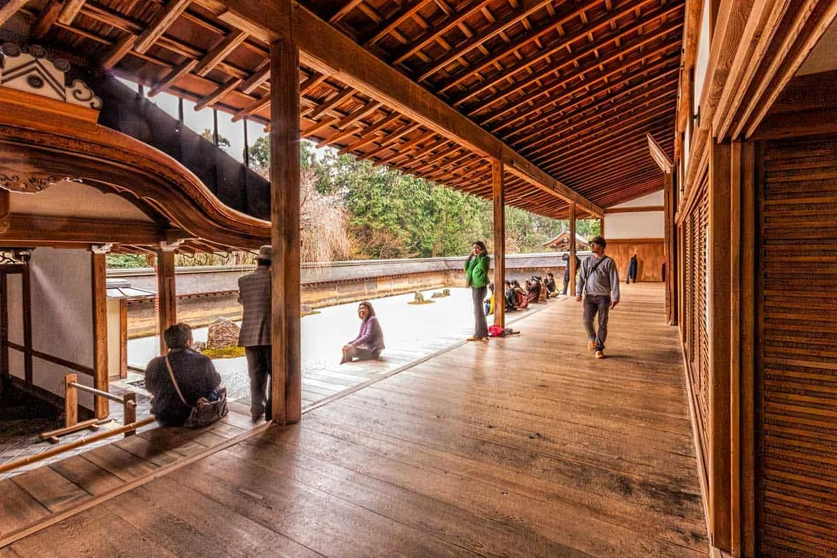 Le célèbre jardin de pierres zen du temple Ryoan-ji à Kyoto