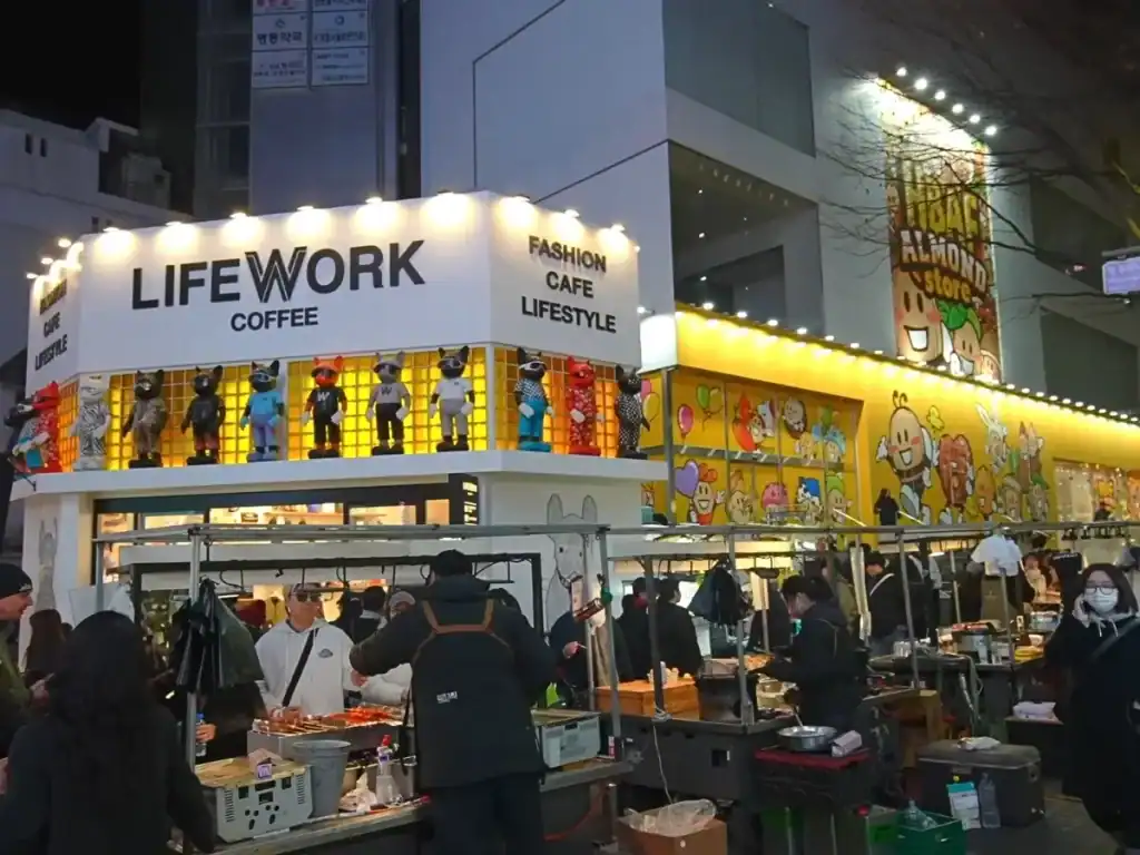 Intérieur coloré de la boutique HBAF Almond Store remplie de paquets d'amandes aromatisées