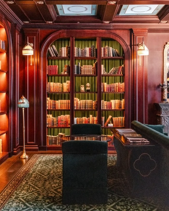 Intérieur spectaculaire de la bibliothèque Starfield avec ses immenses étagères lumineuses