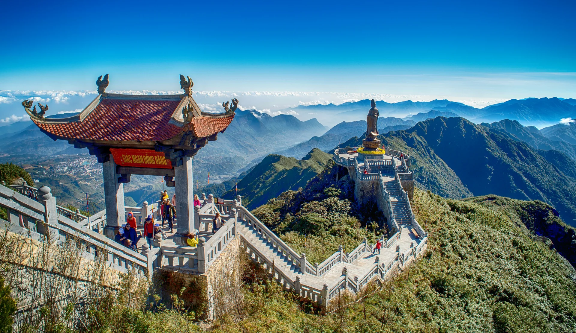 Complexe spirituel et statue du Grand Bouddha au sommet du mont Fansipan au Vietnam
