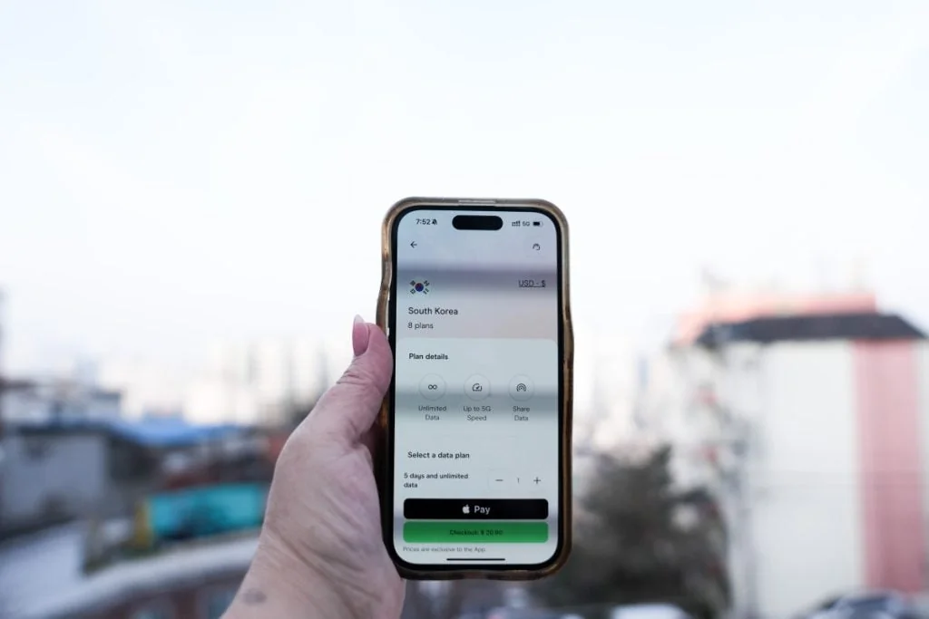 Utilisation d'une eSIM Holafly sur un smartphone lors d'un voyage en Asie