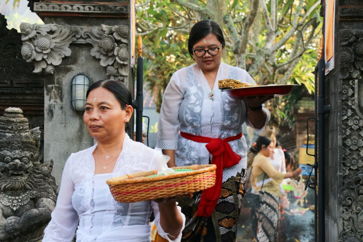 Femmes balinaises préparant des offrandes traditionnelles pour une cérémonie au temple
