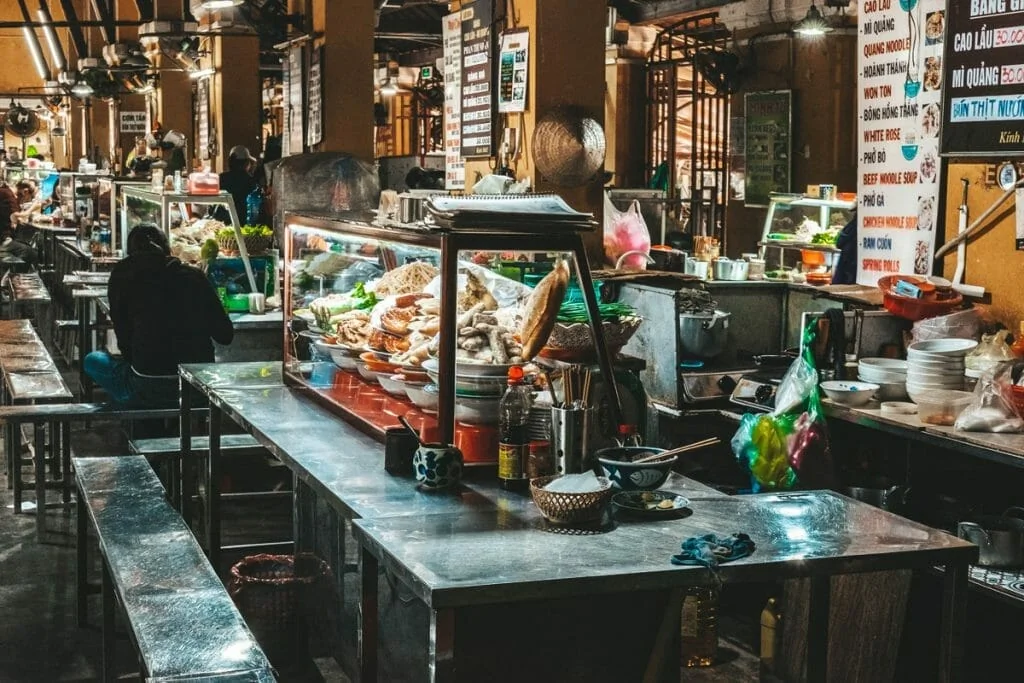 Étal de nourriture au marché central de Hoi An