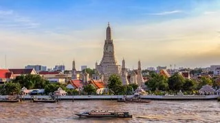 Le majestueux Wat Arun illuminé au bord du fleuve Chao Phraya à Bangkok