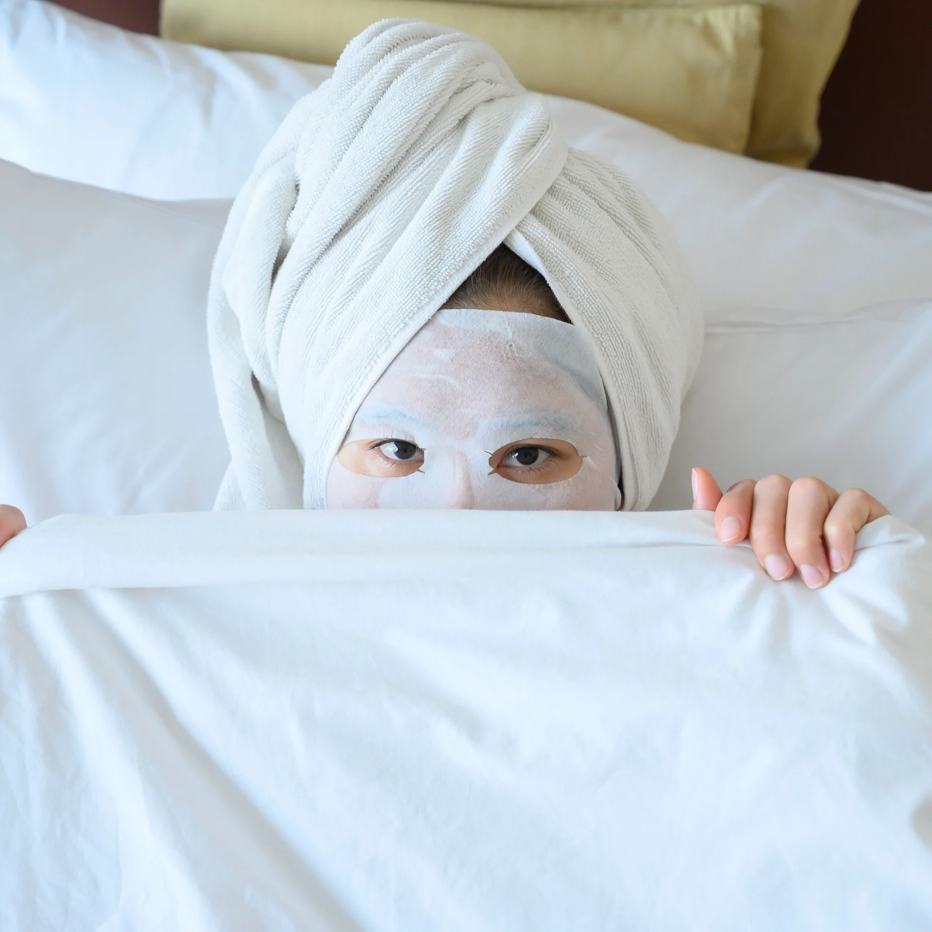 Application d'un masque en tissu hydratant pour un soin visage coréen.