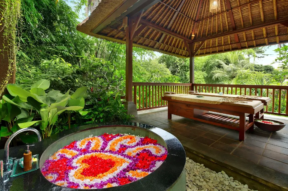 Bain de fleurs traditionnel balinais dans un spa de luxe à Ubud