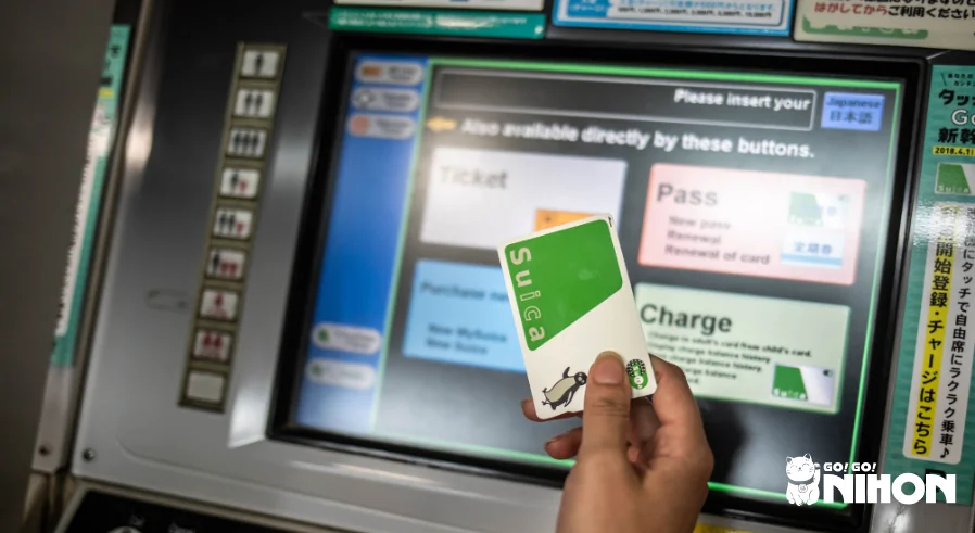 Carte Suica posée sur un lecteur sans contact au Japon