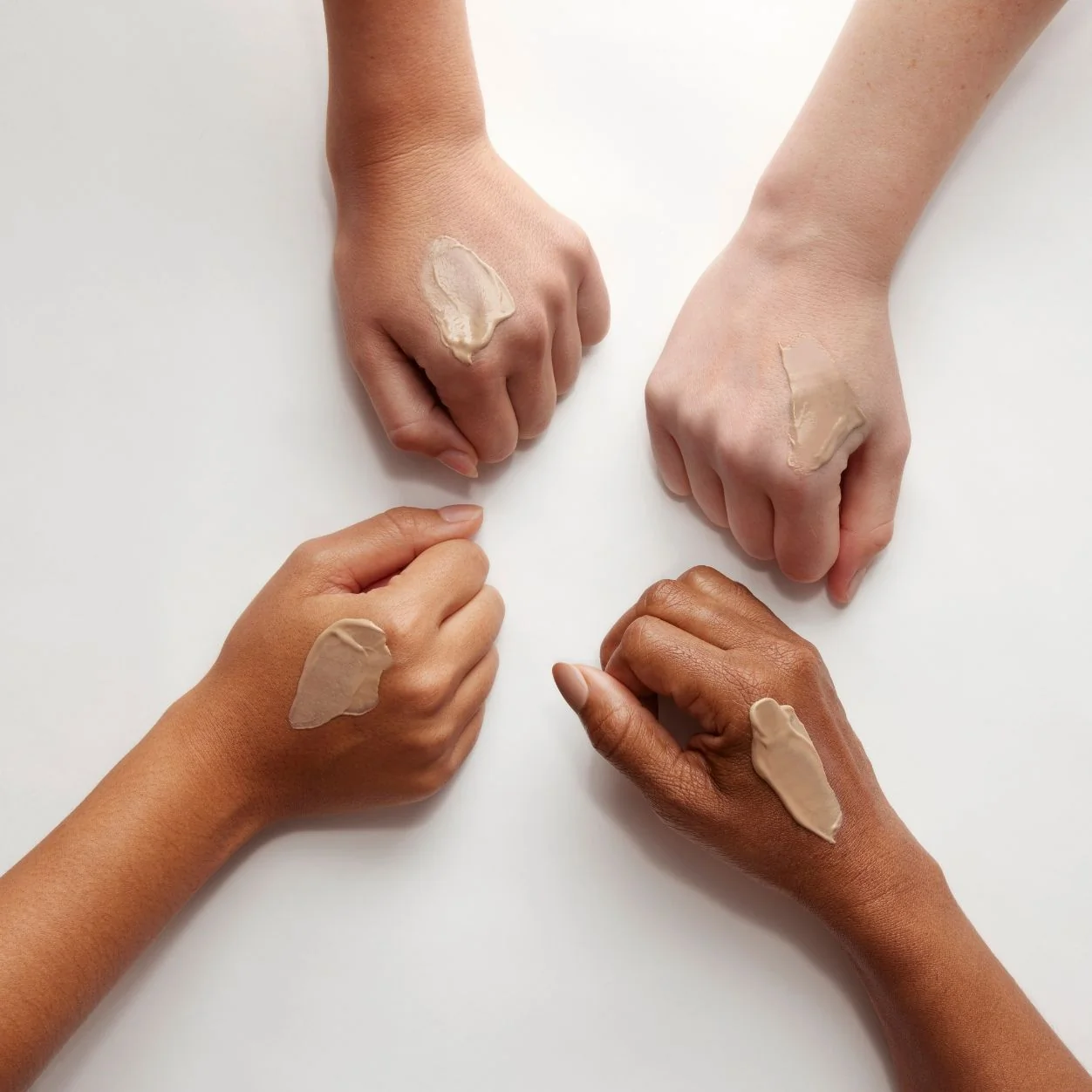 Comparaison de la texture légère et invisible d'une crème solaire coréenne sur la main.