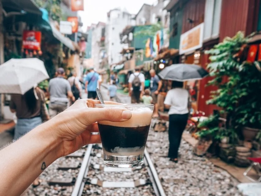 Le passage impressionnant du train au milieu des cafés de la Train Street
