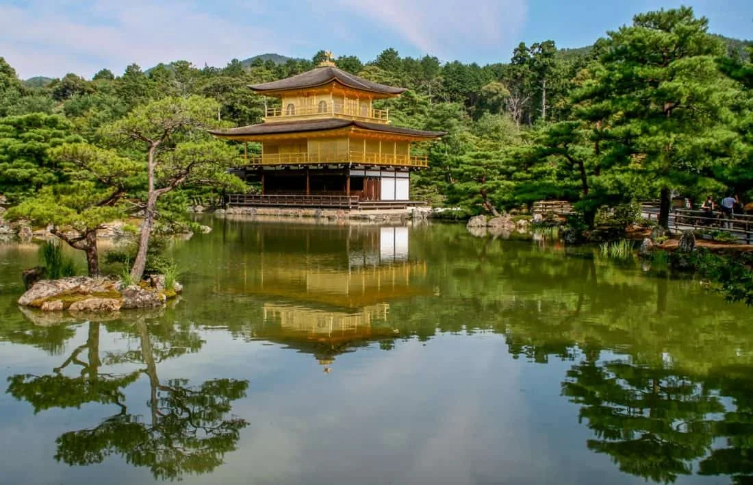 Le Kinkaku-ji, le célèbre Pavillon d'Or reflété dans son étang à Kyoto