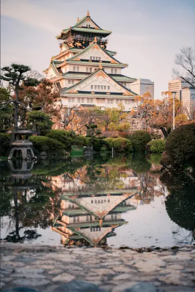 Le majestueux château d'Osaka entouré de verdure