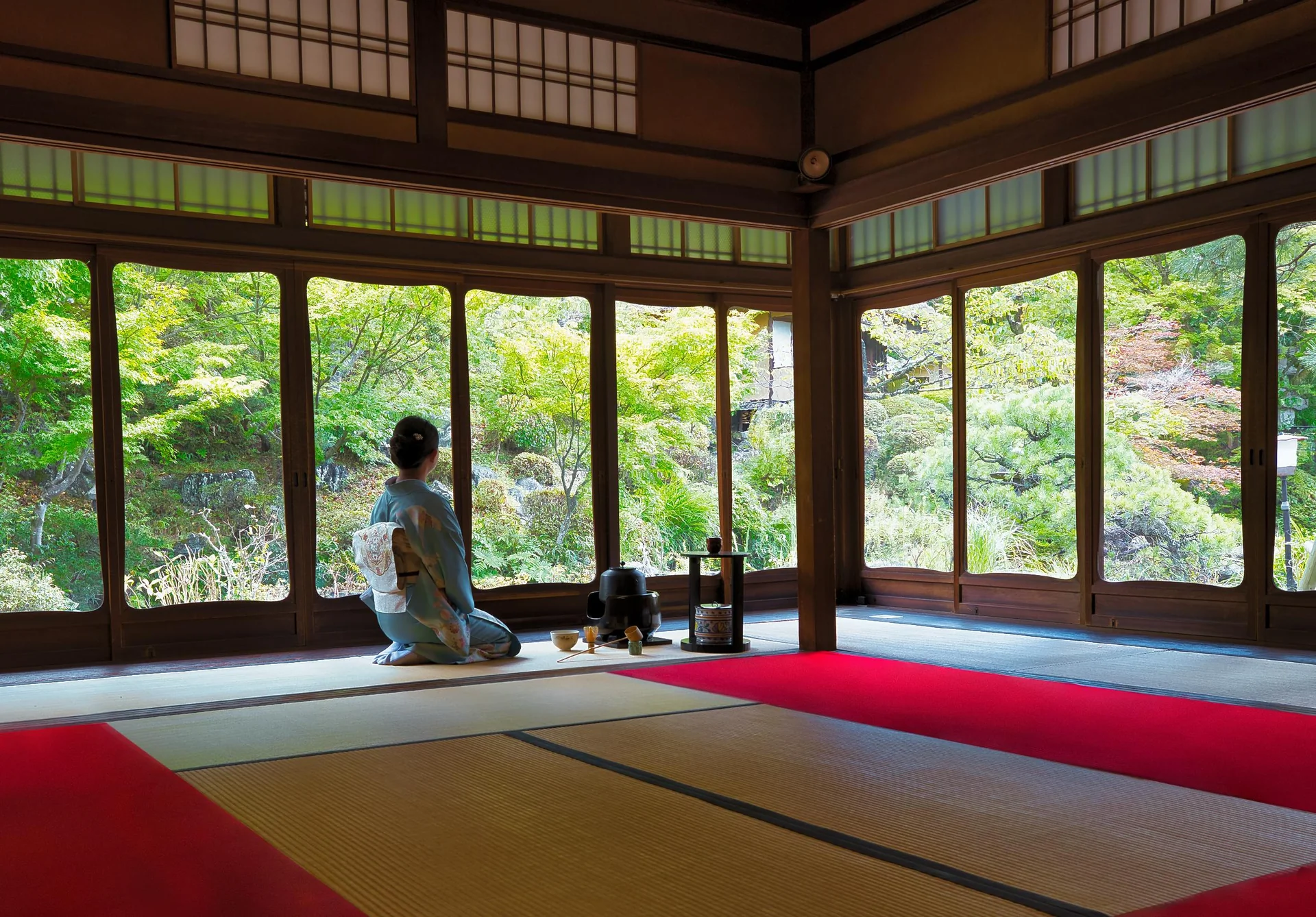 Maison de thé traditionnelle japonaise dans un jardin zen à Kyoto