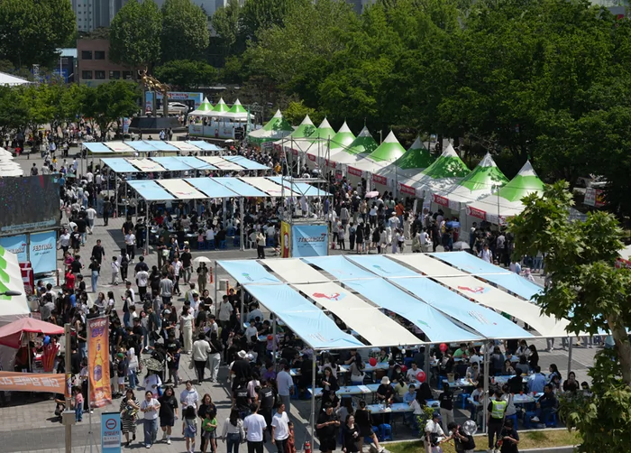 Vue panoramique du festival du Tteokbokki à Daegu avec de nombreux stands de street food