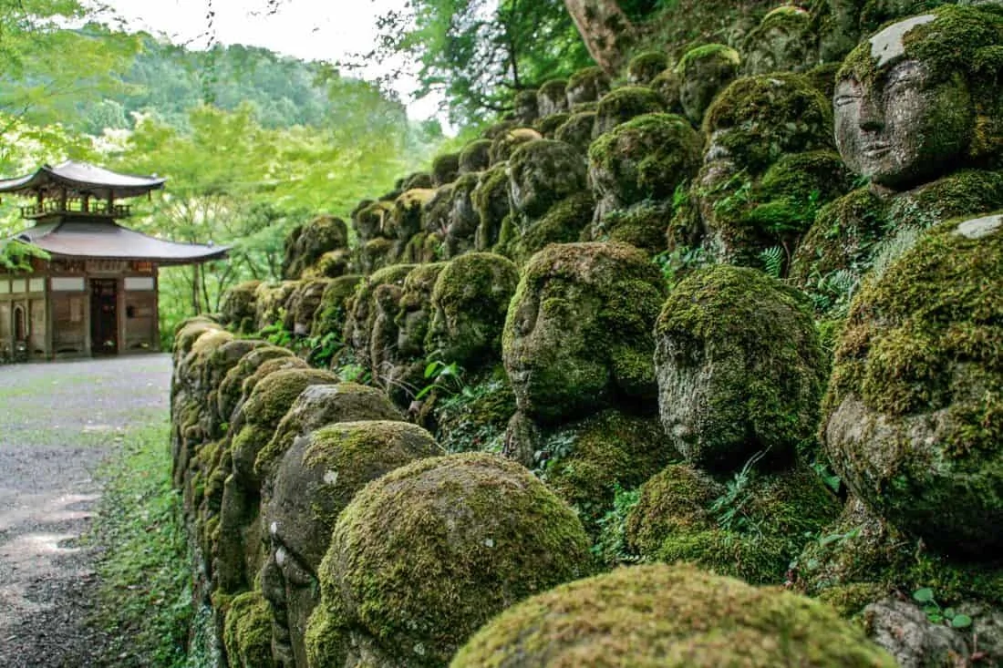 Les étonnantes statues rakan du temple Otagi Nenbutsu-ji