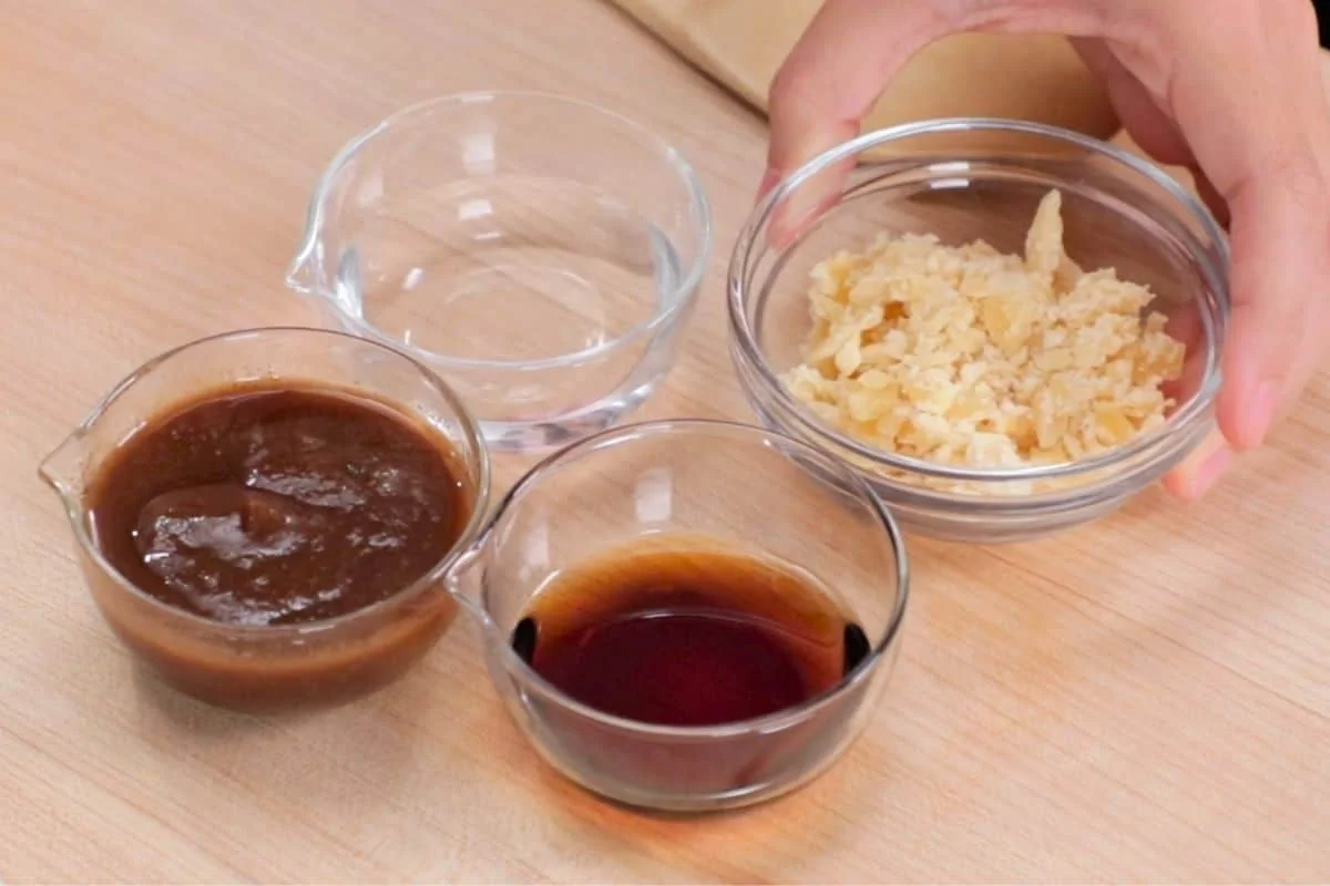 Ingrédients de la sauce Pad Thaï incluant le tamarin, la sauce de poisson et le sucre de palme