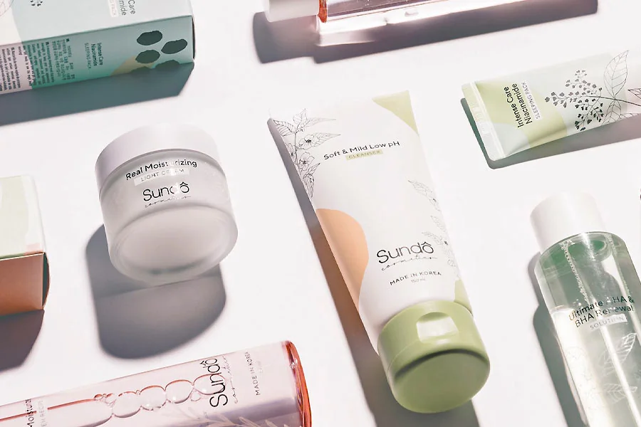 Sélection de flacons de marque skincare coréen aux packagings minimalistes.