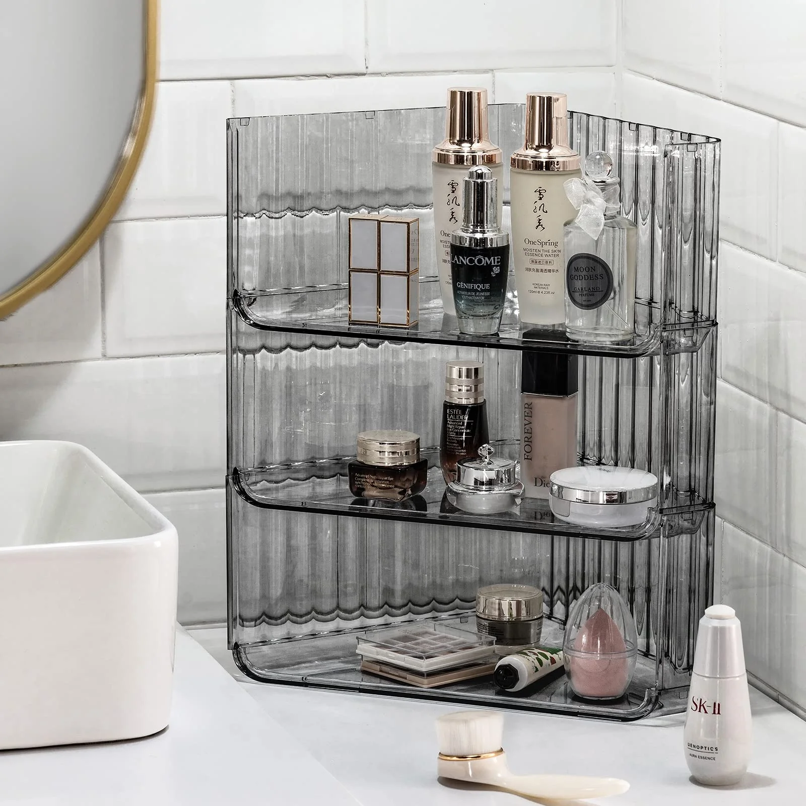 Sélection de produits de marques cultes de skincare coréen sur une étagère de salle de bain.