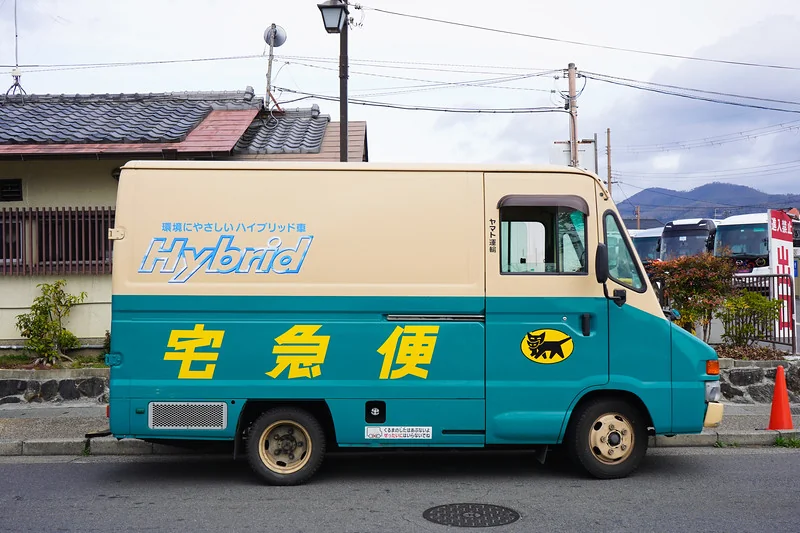 Service de livraison de bagages Takkyubin dans une rue du Japon
