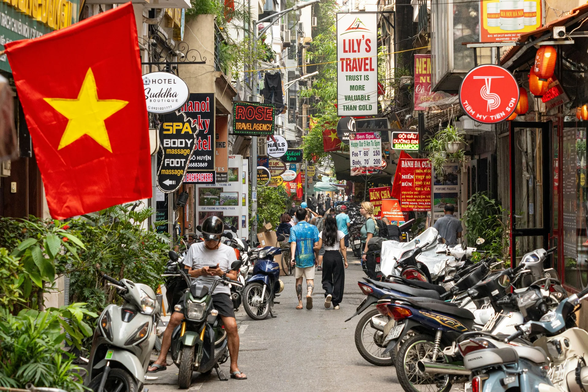 Trafic dense et ambiance vibrante dans les rues du Vieux Quartier de Hanoi
