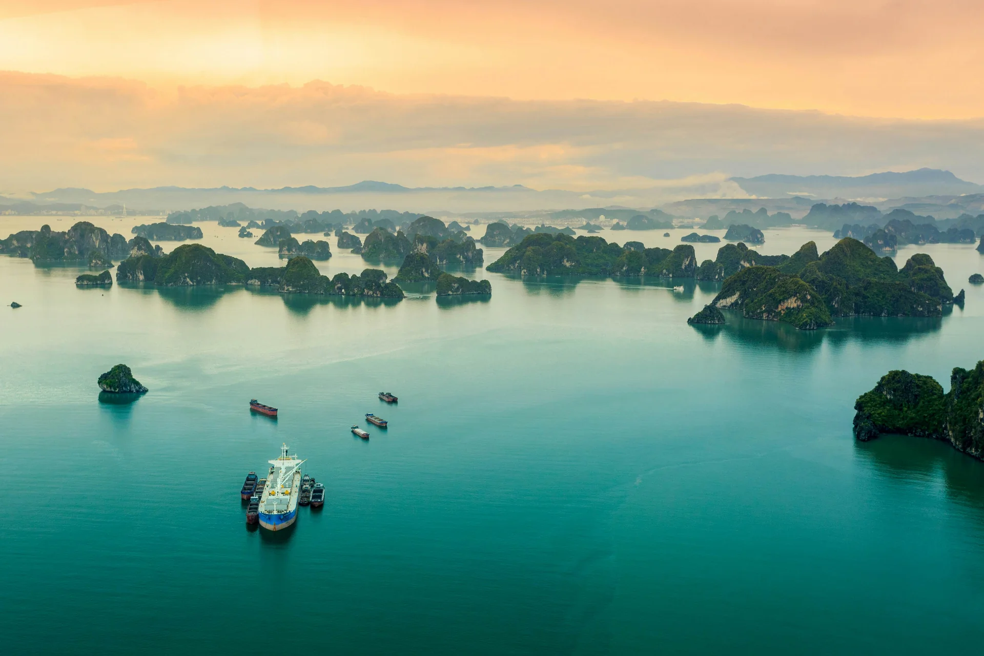 Vue aérienne spectaculaire de la baie d'Ha Long depuis un hydravion, montrant des centaines d'îlots calcaires