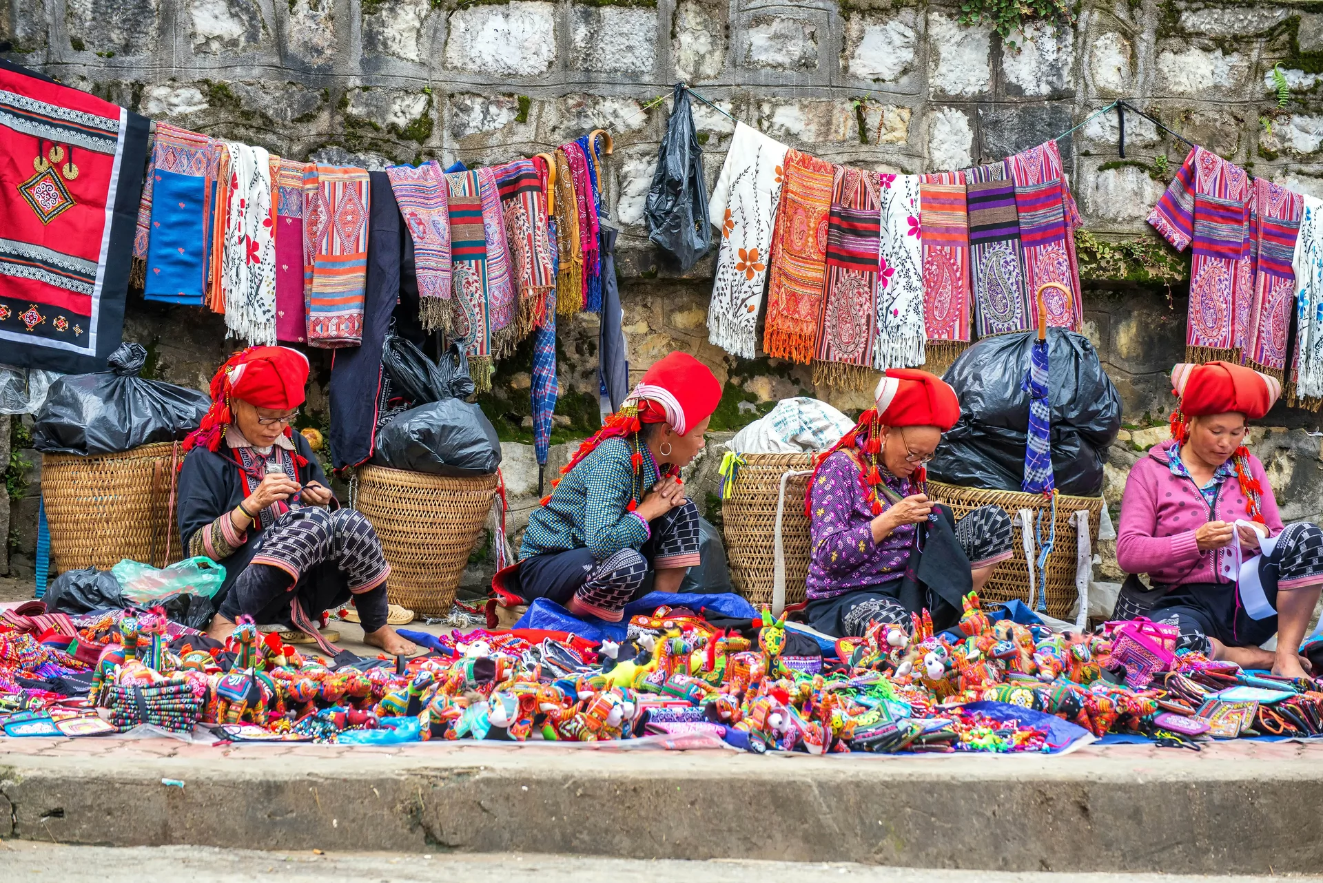 Femmes de la minorité Hmong travaillant l'artisanat traditionnel et le textile dans les montagnes vietnamiennes