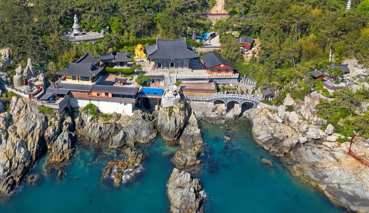 Temple bouddhiste Haedong Yonggungsa construit sur les falaises côtières de Busan