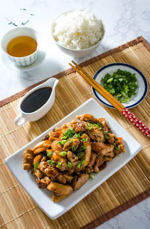 Poulet teriyaki laqué servi avec du riz blanc et des graines de sésame