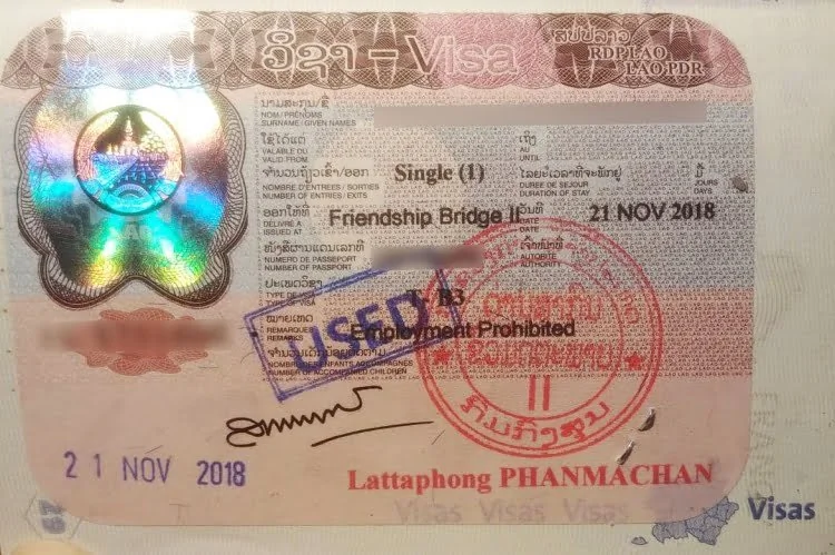 Tampon de visa du Laos apposé sur une page de passeport