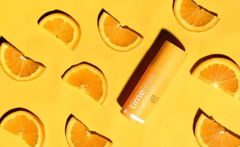 Application délicate d'un sérum vitamine C sur le visage à l'aide d'une pipette