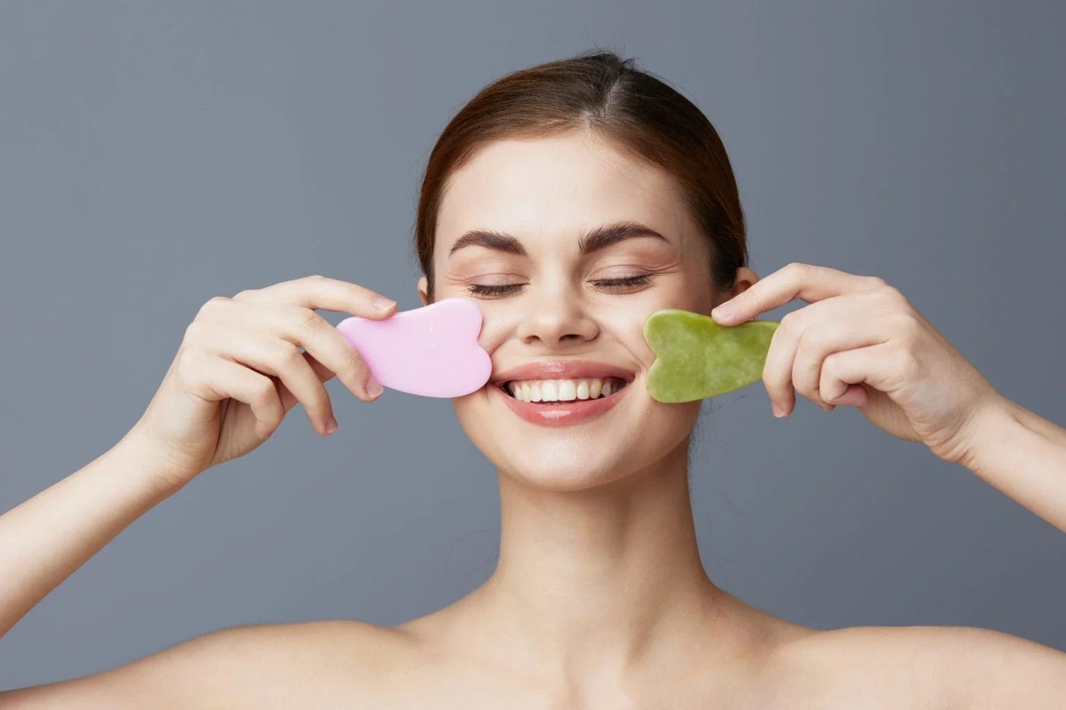 Outils de gua sha en quartz rose et huile visage pour des résultats avant après optimaux